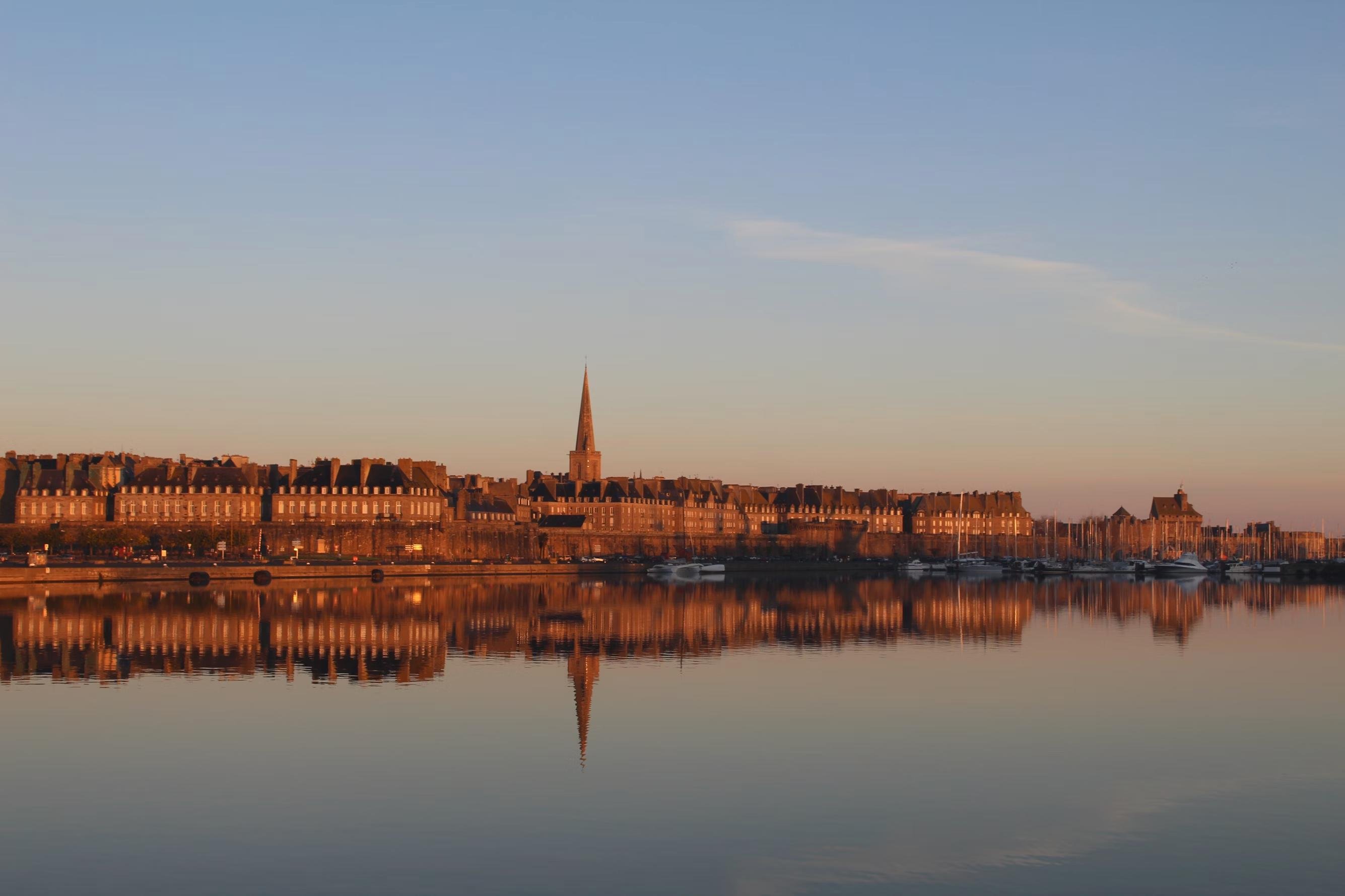 Une vue du front de mer de Saint-Malo, qui se reflète dans la mer devant.