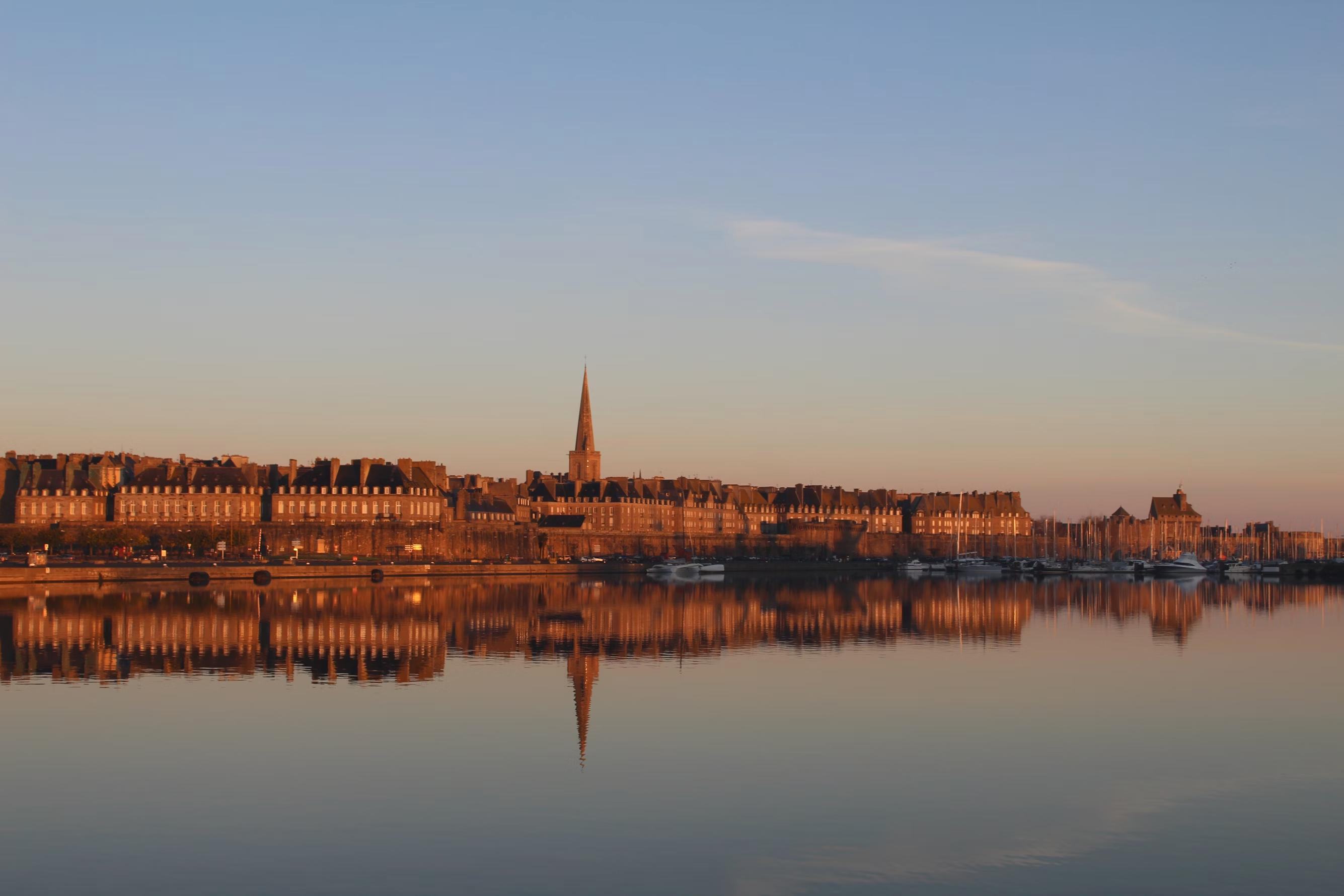 Une vue du front de mer de Saint-Malo, qui se reflète dans la mer devant.
